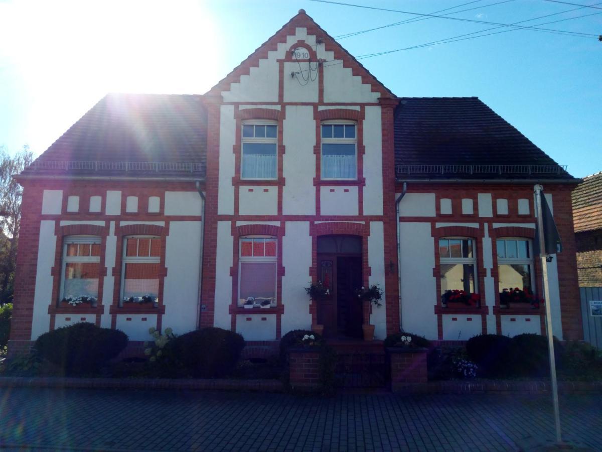 Bed and Breakfast Am Lindenplatz Crinitz Exterior foto